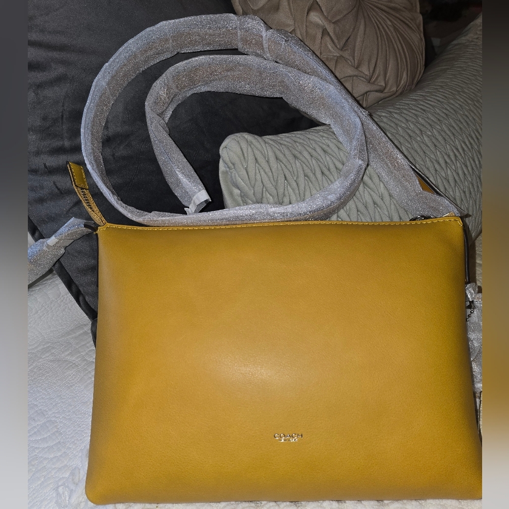 Coach Mott Messenger 33 In Honeycomb NWT